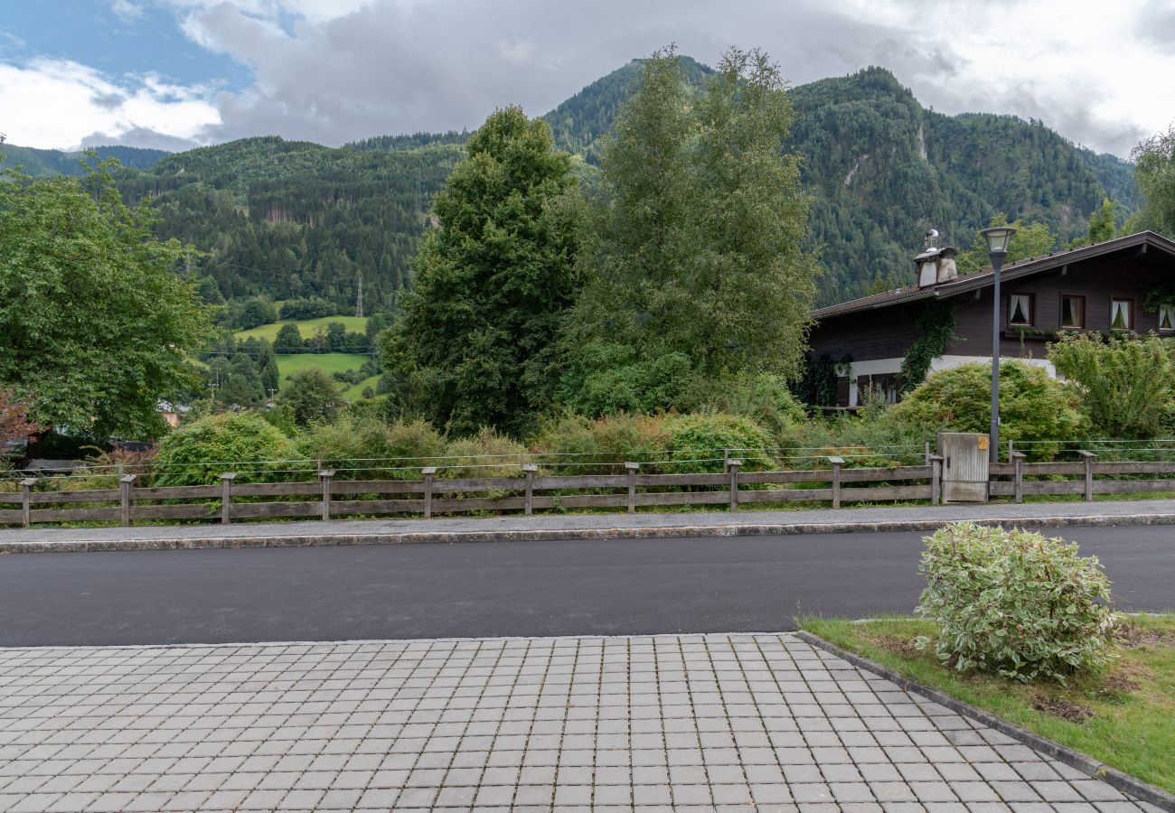 Ferienwohnung in Kaprun - Apartment Glacier View 12.1. with balcony